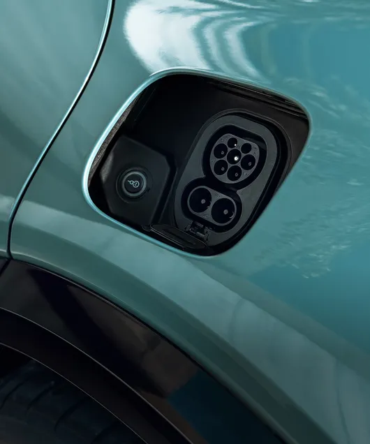 Detailansicht der Ladeklappen und der PowerBox eines Porsche Cayenne Turbo.