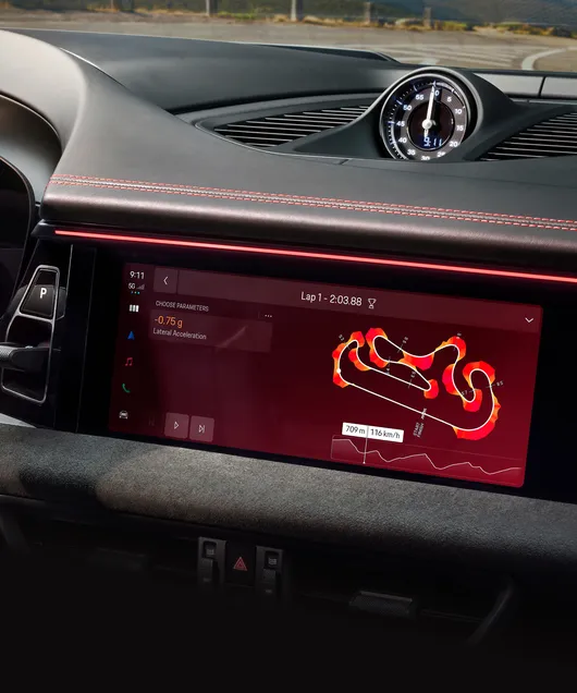 Vista dettagliata dell'orologio Sport Chrono e del display Sport Chrono nel Porsche Communication Management (PCM) della Porsche Macan GTS.