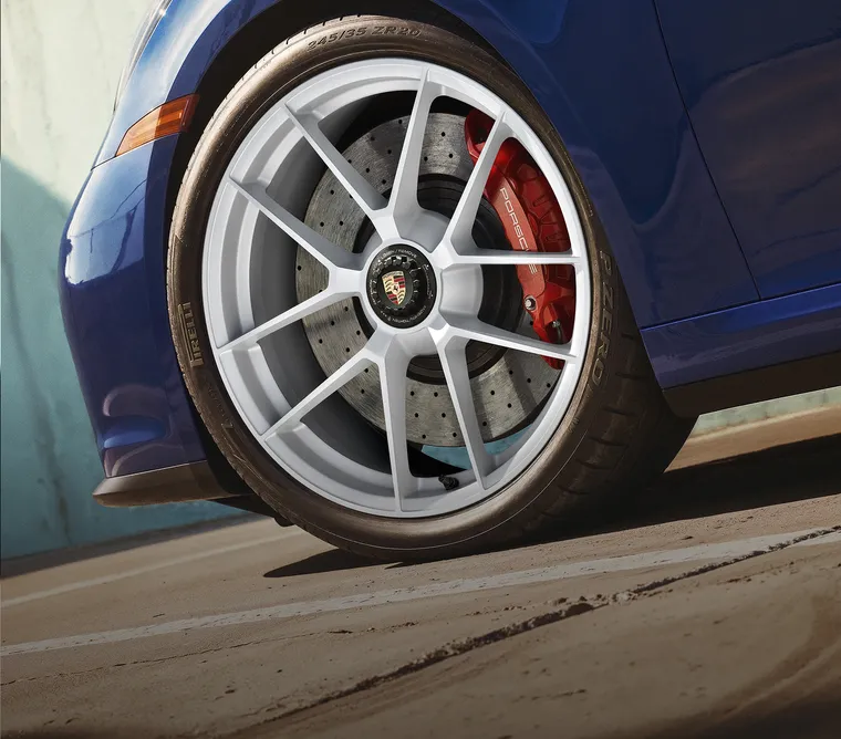 Detailed view of the 20-/21-inch center-lock GTS wheels in Ceramica on the Porsche 911 Carrera S with MT-Package.