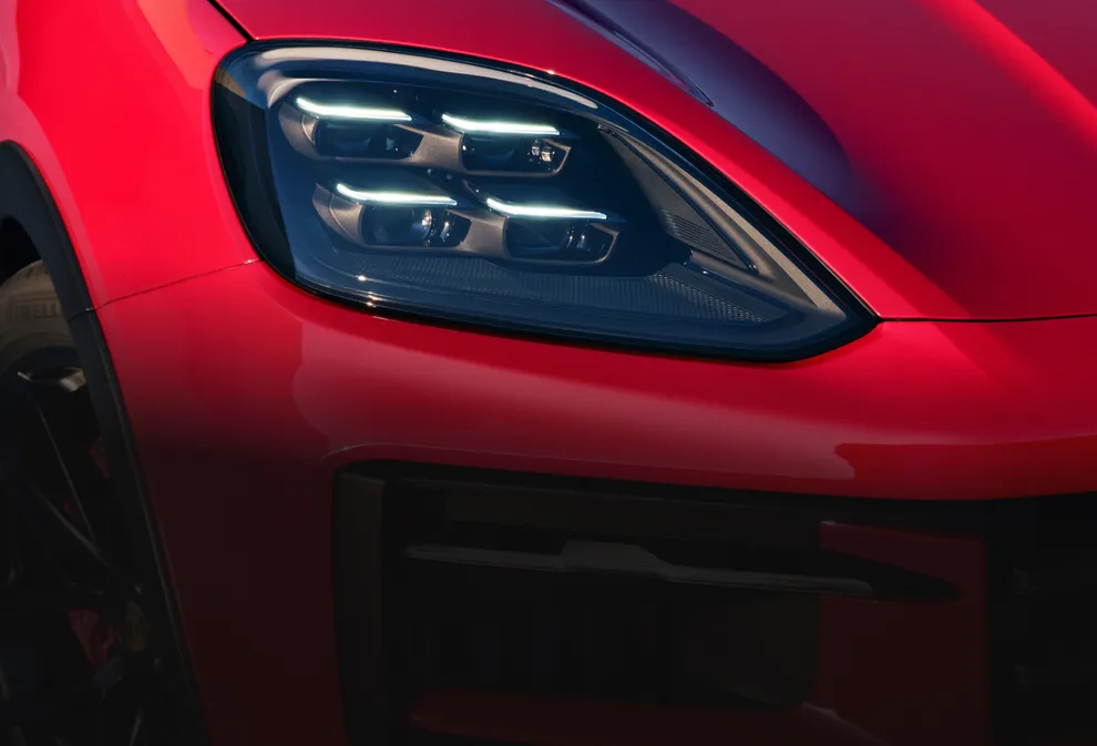 Vista detalhada dos faróis principais LED HD-Matrix escurecidos do Porsche Cayenne GTS.