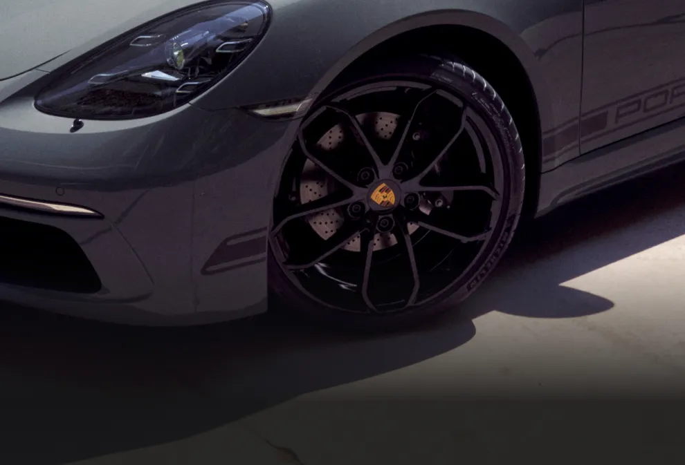 Close-up das rodas de 20 polegadas pintadas de preto do 718 Spyder no Porsche 718 Cayman Style Edition.