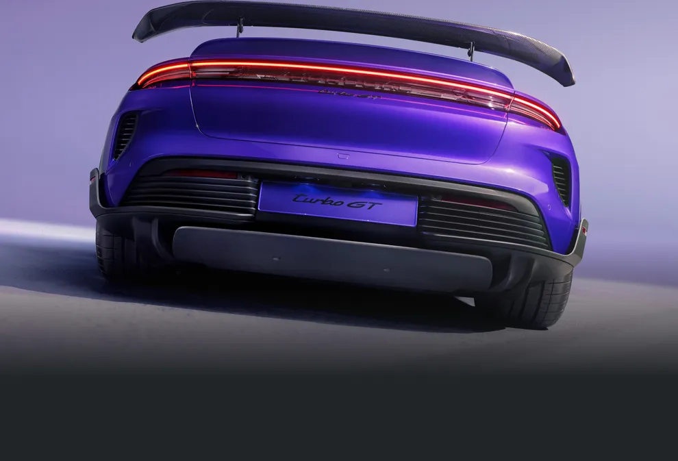 Porsche Taycan Turbo GT in Palebluemetallic. Blick auf Heck und Seite.