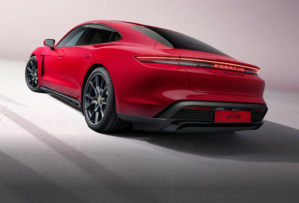 Vue de l’arrière et du profil du Taycan GTS en Rouge Carmin.