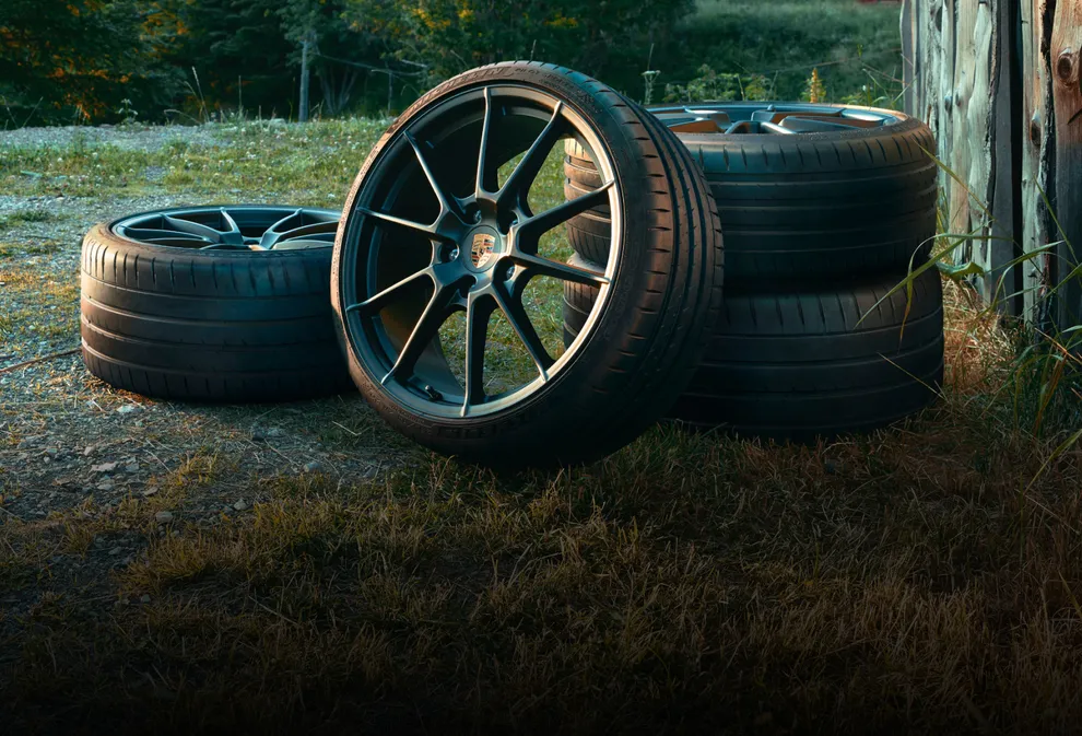 Pile de jantes de 20 pouces 718 Sport peintes en Noir pour la 718 Boxster GTS 4.0 sur le terrain.