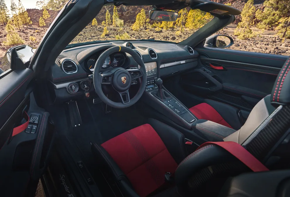 Intérieur de la Porsche 718 Spyder RS : vue du côté conducteur sur tout le cockpit, sans capote.