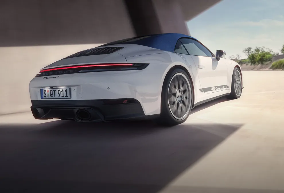 Porsche 911 Carrera T Cabriolet i vitt. Vy mot sidan.