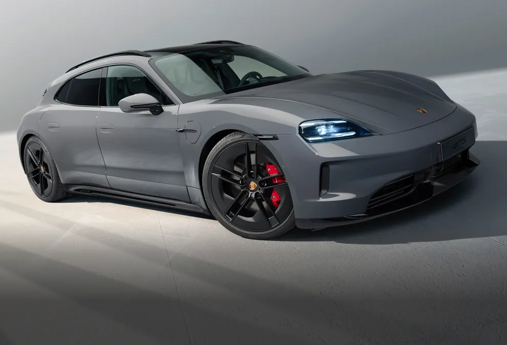 Vue de l’avant et du côté du Taycan GTS Sport Turismo en Slate Grey Neo.
