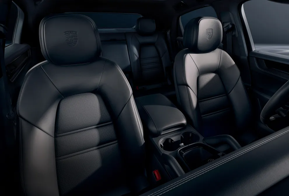 Blik in de cockpit van de Porsche Cayenne Coupé Black Edition.