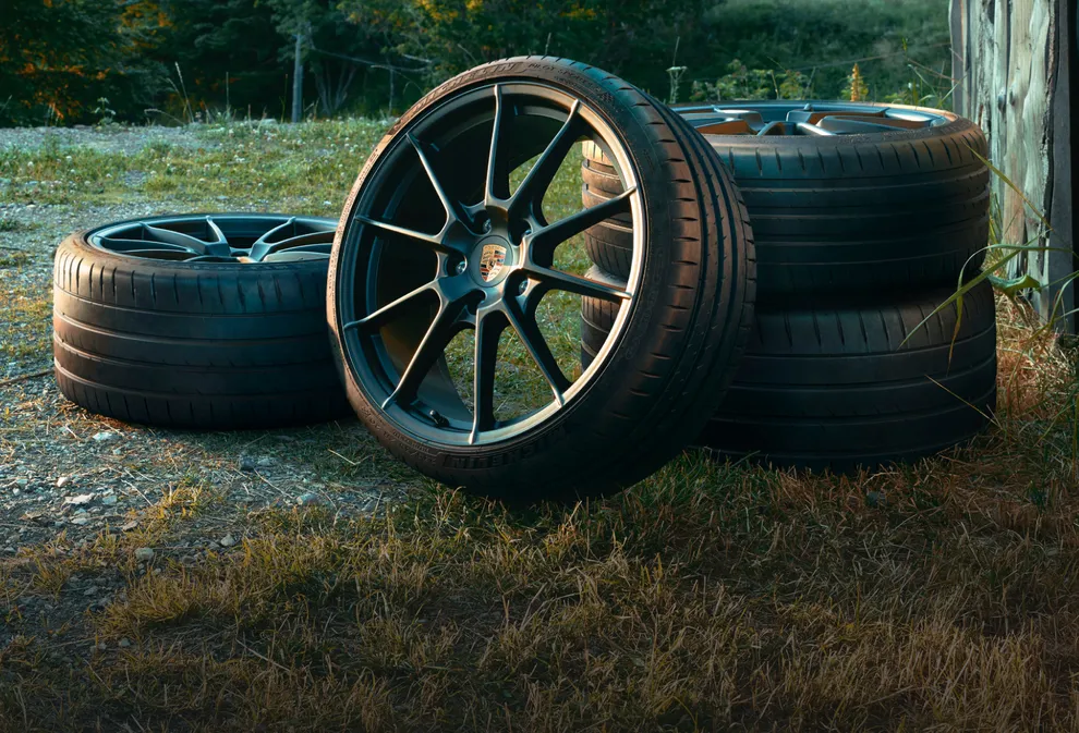 Llantas 718 Sport de 20 pulgadas pintadas en color Negro para el 718 Cayman GTS 4.0 amontonadas sobre un terreno.