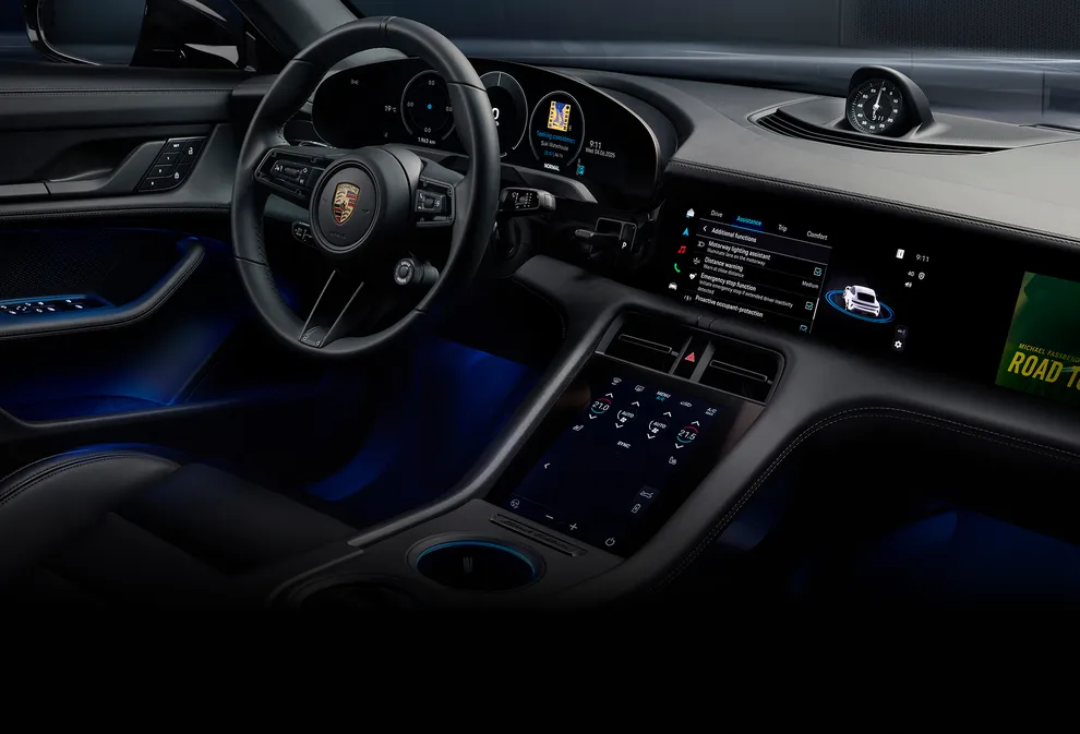 View into the cabin of the Porsche Taycan 4S Black Edition focussing on the steering wheel.