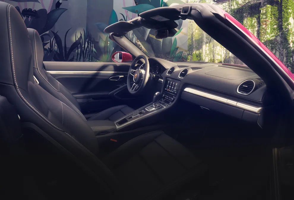 Interni della Porsche 718 Boxster Style Edition: vista dell'abitacolo con rivestimenti in pelle nera e cuciture a contrasto in Gesso.