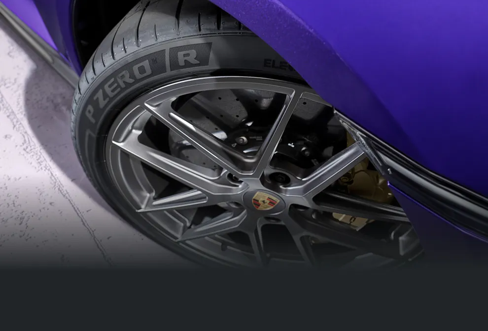 Porsche Taycan Turbo GT mit Weissach-Paket. Detailansicht eines Performance-Reifen aus dem Dynamikpaket.