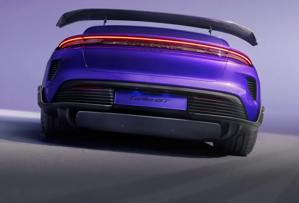 Porsche Taycan Turbo GT in Palebluemetallic. Blick auf Heck und Seite.