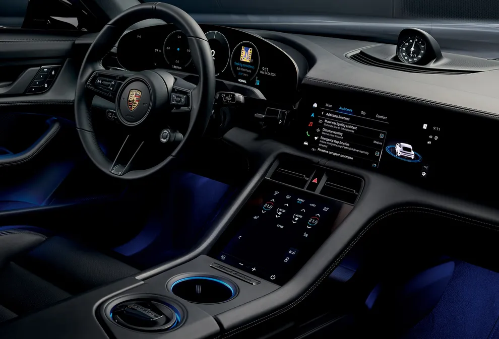 View into the cabin of the Porsche Taycan 4S Black Edition focussing on the steering wheel.