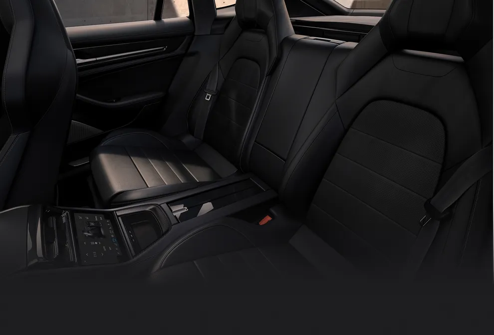 Intérieur de la Porsche Panamera Turbo E-Hybrid : vue sur les sièges arrière.