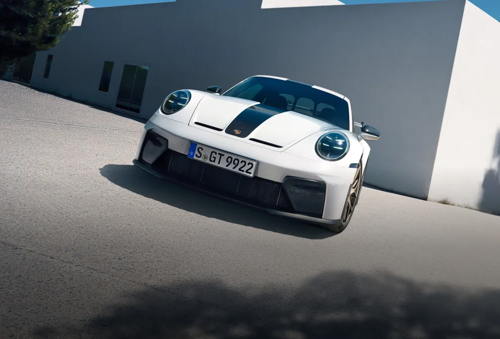 Blick von vorne auf die Front des Porsche 911 GT3 in Weiß mit Weissach-Paket.