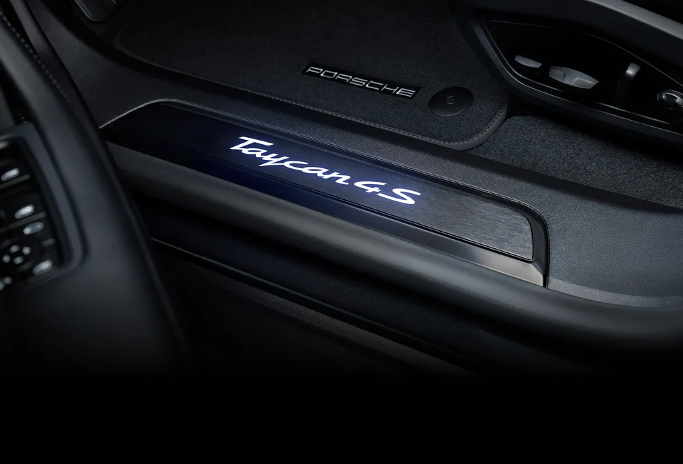 Taycan 4S Black Editionのブラッシュ ブラック アルミニウムのドアエントリーガードの詳細ビュー