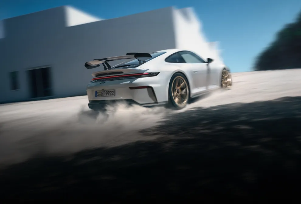 Blick auf das Heck eines Porsche 911 GT3 in Weiß.