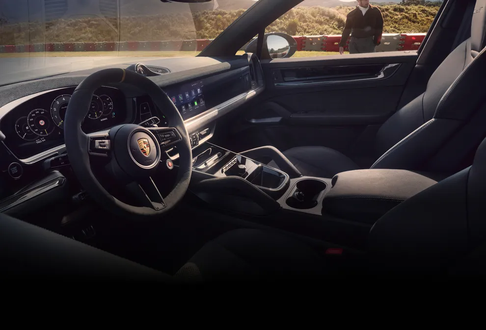 Intérieur du Porsche Cayenne Turbo GT : vue du tableau de bord dans le cockpit.