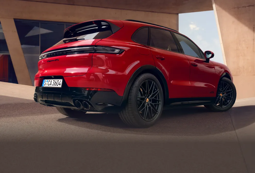 Zicht van achter op de achterkant van de Porsche Cayenne GTS in karmijnrood.