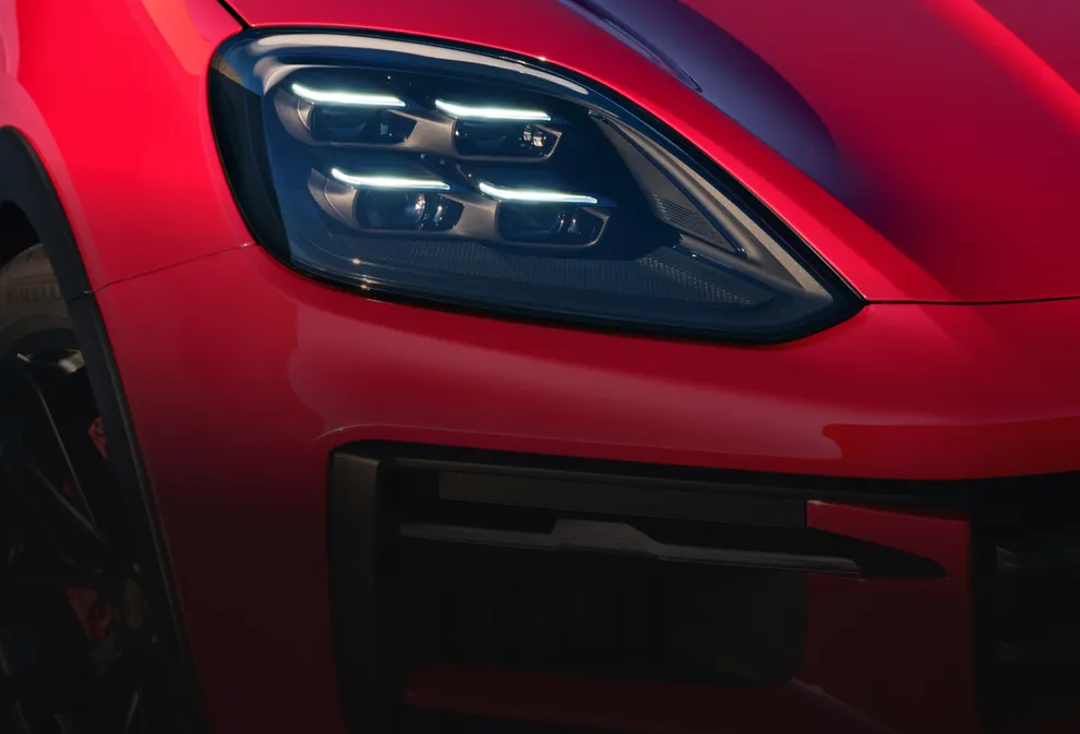 Detailed view of the tinted HD-Matrix LED main headlights on the Porsche Cayenne GTS.