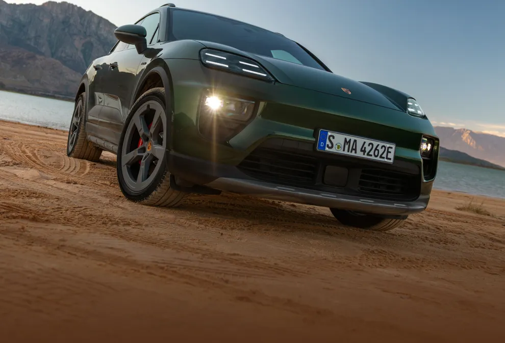 Porsche Macan 4S in Oakgrünmetallic mit Offroad Design Paket. Seite sichtbar.