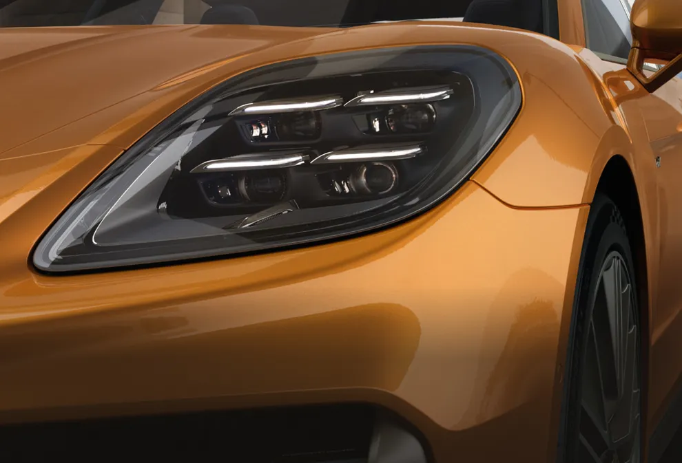 Porsche Panamera Turbo E-Hybrid in Madeiragoldmetallic. Detailansicht der HD-Matrix LED-Hauptscheinwerfer.