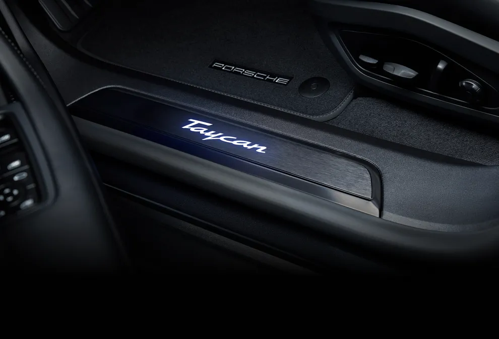 Detailansicht der Türeinstiegsblenden aus gebürstetem schwarzem Aluminium beim Porsche Taycan 4S Sport Turismo Black Edition.