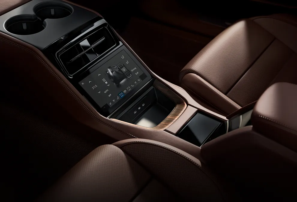 Porsche Panamera 4 E-Hybrid Executive: ingezoomd op de middenconsole met touchscreen achterin.