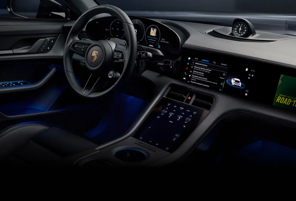 View into the cabin of the Porsche Taycan 4S Black Edition focusing on the steering wheel.