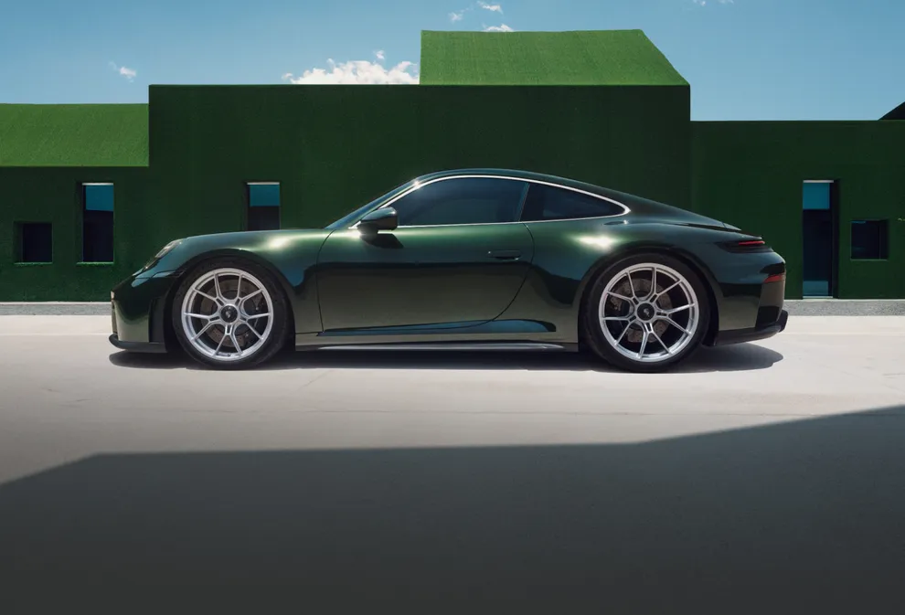 Blik van voren op de voor- en zijkant van de Porsche 911 GT3 met Touring Pakket in Oak groen metallic neo.