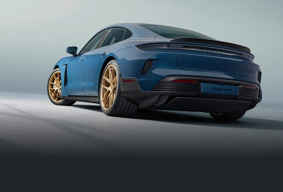 Porsche Taycan Turbo GT in Palebluemetallic. Blick auf Heck und Seite.
