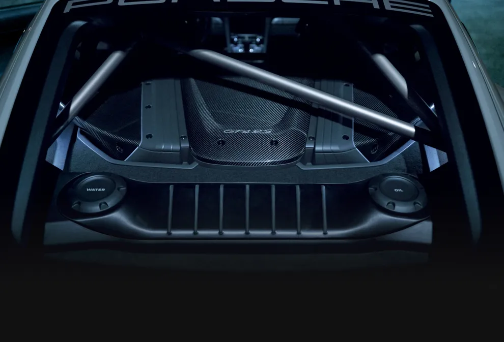 Detailansicht der Airbox in Sichtcarbon beim Porsche 718 Cayman GT4 RS in Arktikgrau mit Weissach-Paket.