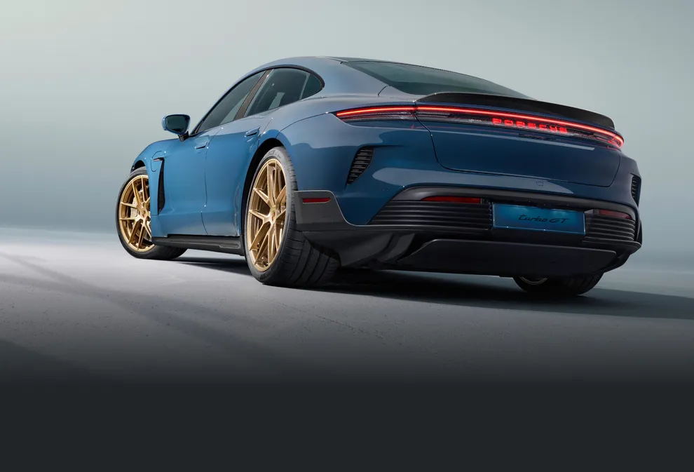 Porsche Taycan Turbo GT in Palebluemetallic. Blick auf Heck und Seite.