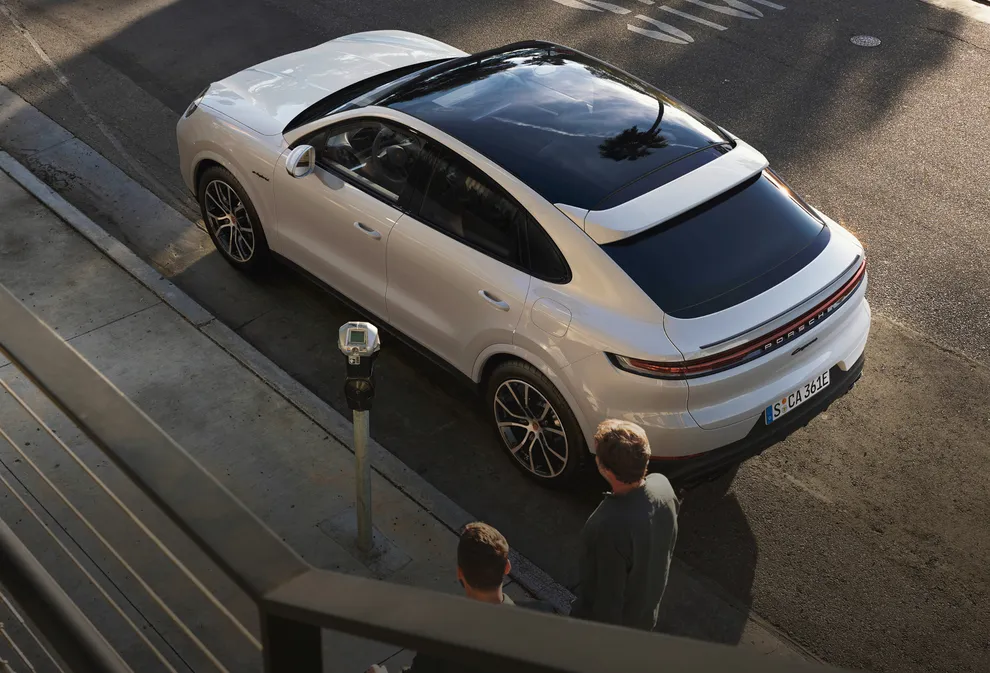 Porsche Cayenne E-Hybrid Coupé en color Blanco Carrara Metalizado. Vista superior de la parte trasera, el lateral y el techo panorámico de cristal fijo.