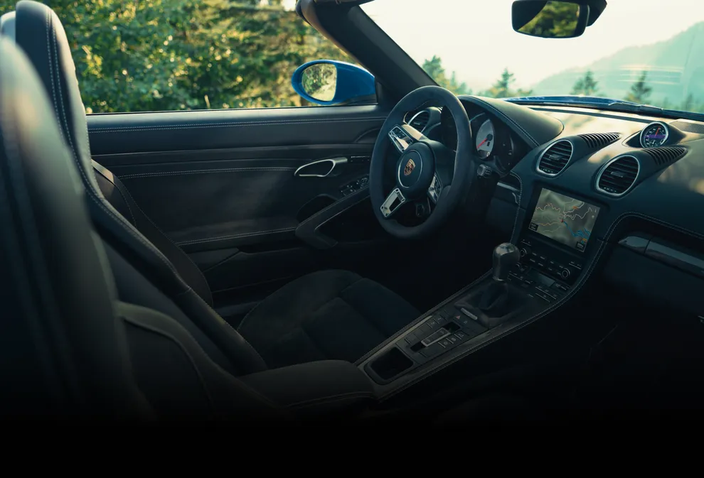 Interior del Porsche 718 Boxster GTS 4.0: vista del puesto de conducción con volante deportivo GT.