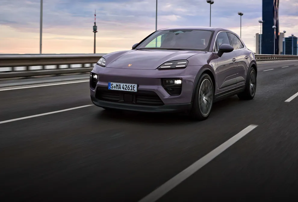 Porsche Macan 4 in Provence fährt durch Vorstadt. Seite und Front sichtbar.