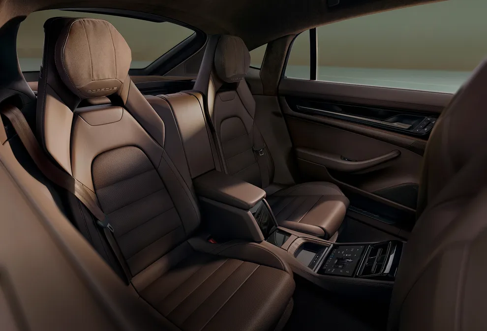 Intérieur de la Porsche Panamera 4 E-Hybrid Executive : vue sur les sièges individuels confort à l’arrière.