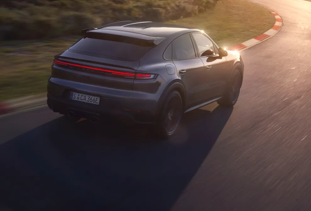 Porsche Cayenne Turbo E-Hybrid Coupé con paquete GT en color Gris Cuarcita Metalizado.