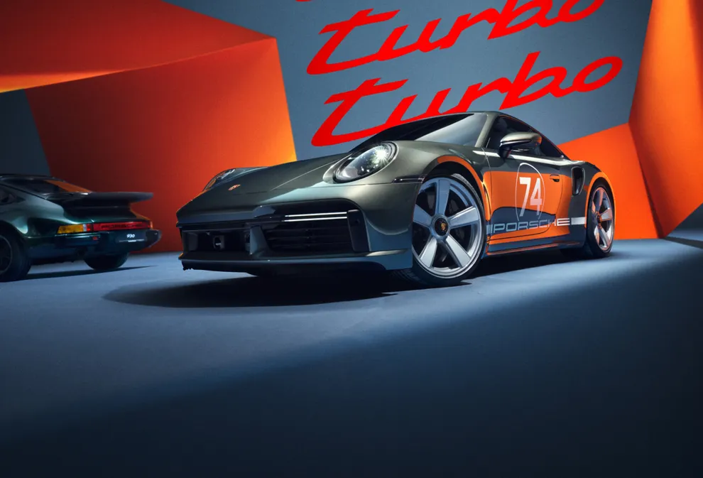 Der Porsche 911 Turbo 50 Jahre in Aventuringgrünmetallic mit Heritage Design Paket wird seitlich von vorne gezeigt. 