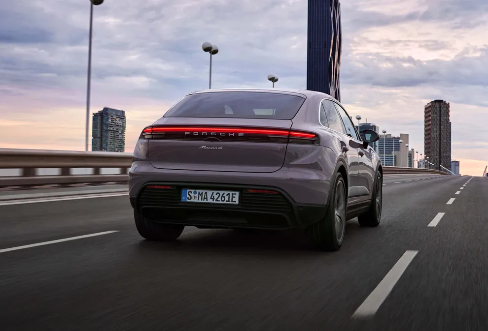 Porsche Macan 4 in Provence fährt durch Vorstadt. Seite und Front sichtbar.