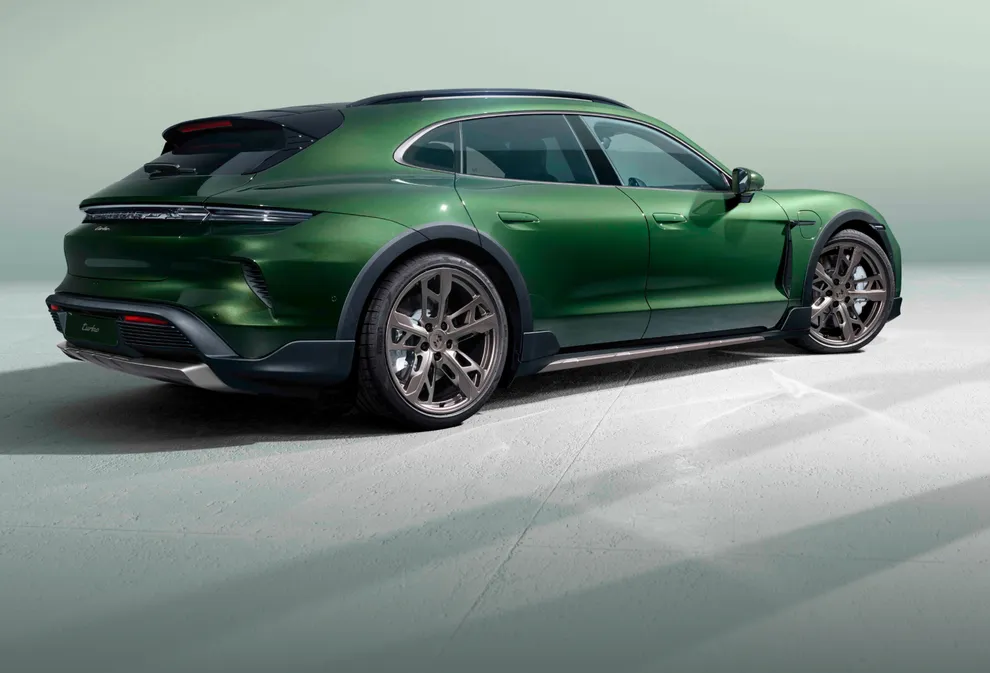 Porsche Taycan Turbo Cross Turismo in Oakgrün neo. Blick auf Heck und Seite. 