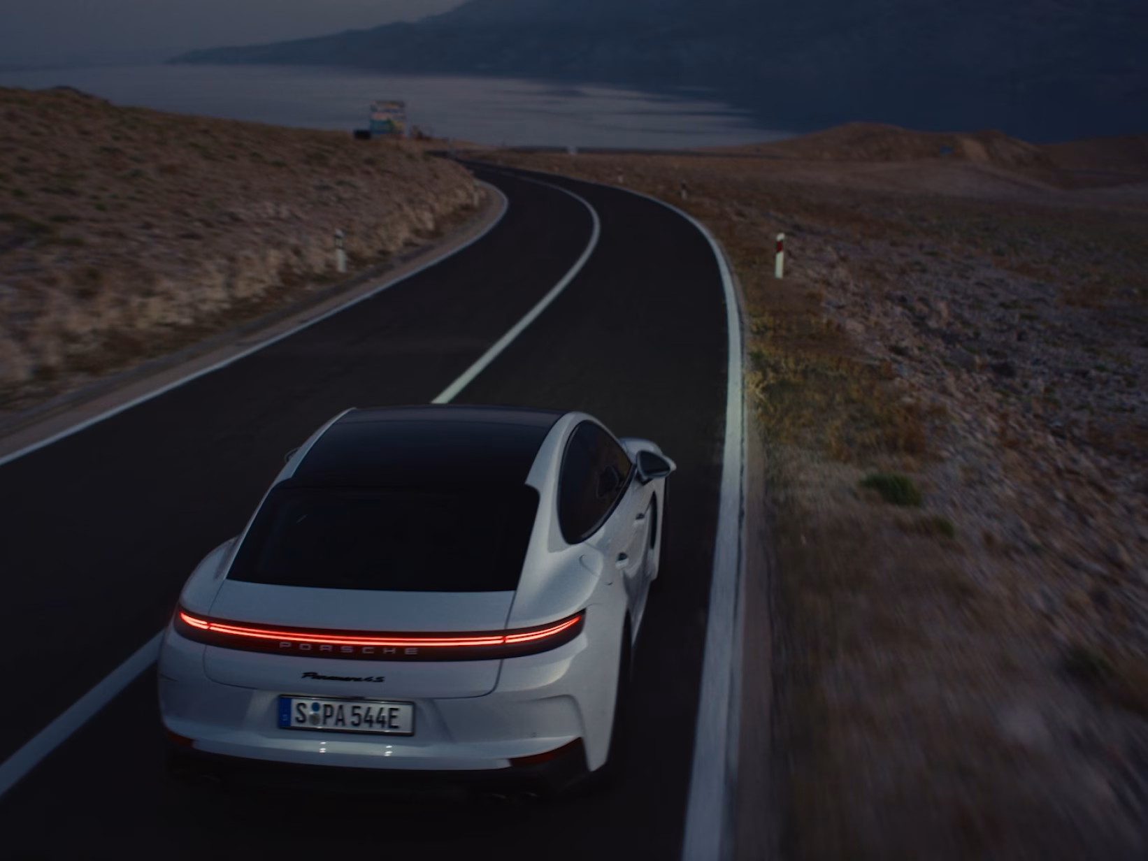 展示保时捷 Panamera 4S E-Hybrid 的视频