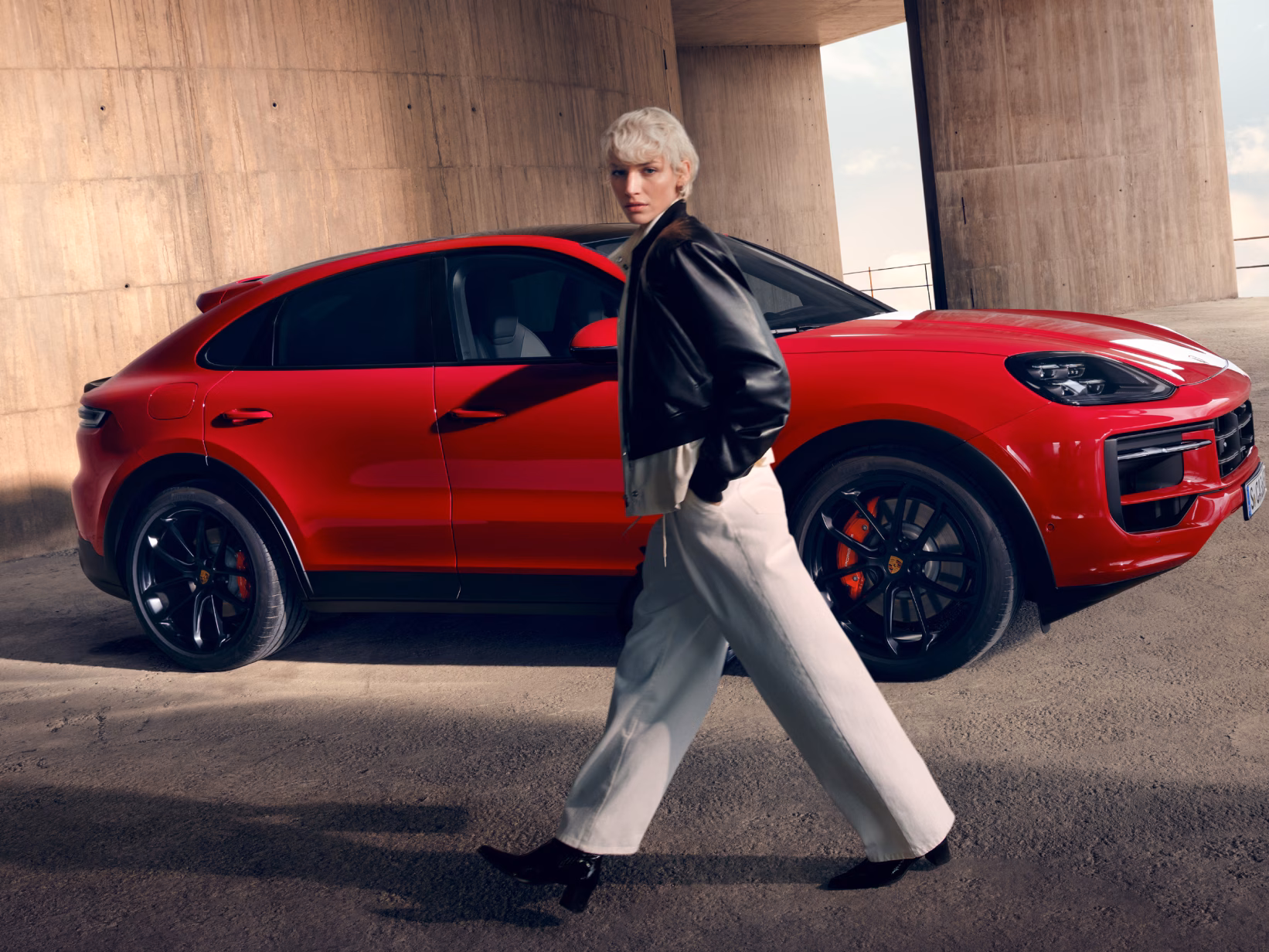 <p>Porsche Cayenne GTS Coupé in Carmine Red: view of the side.</p>
