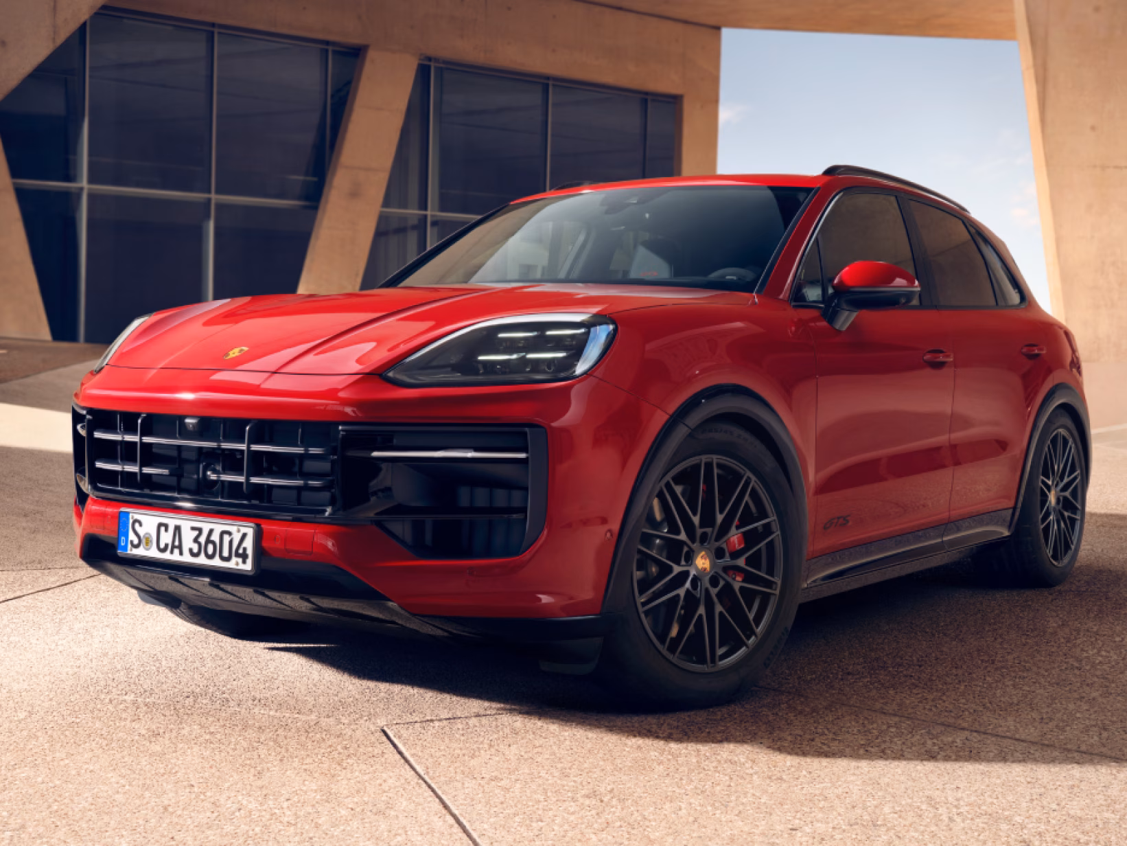 Porsche Cayenne GTS en color Rojo Carmín: vistas de la parte delantera y el lateral.