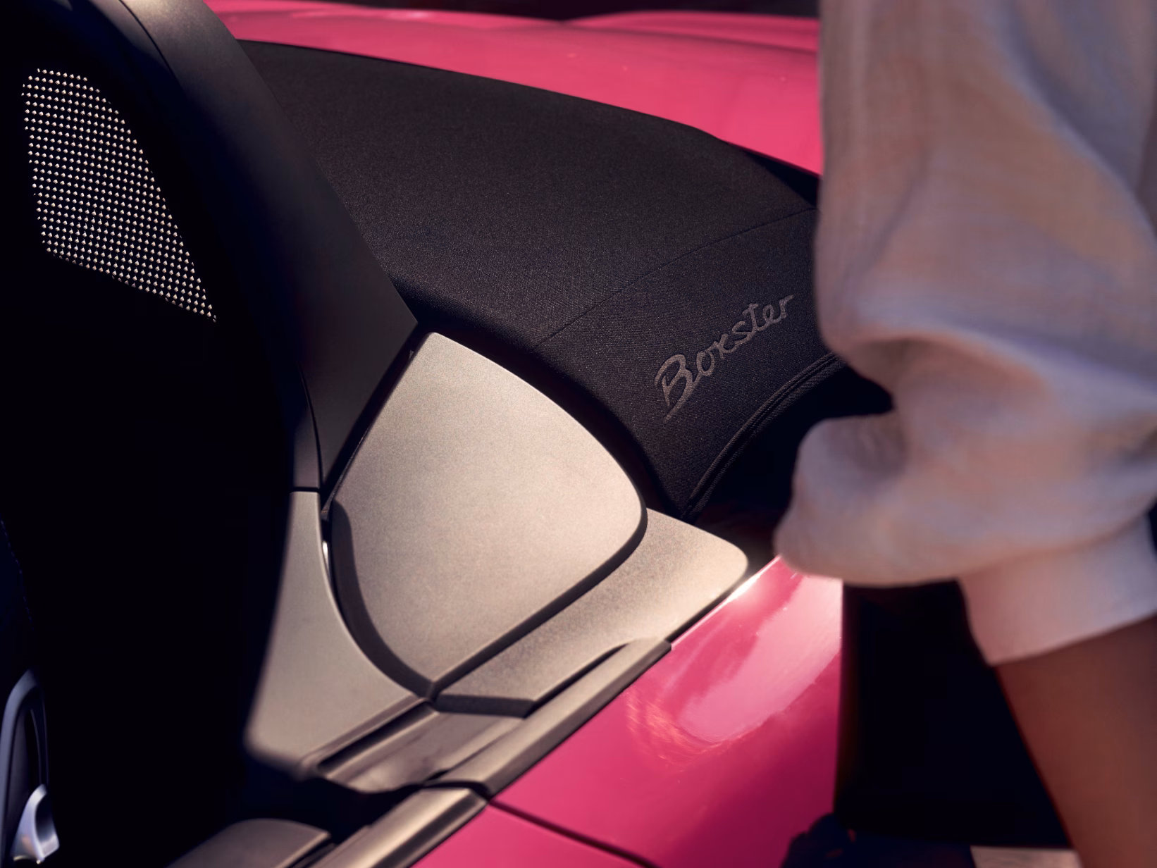 Porsche 718 Boxster Style Edition in Ruby Star Neo: detailed view of the headrest and the folded soft top.