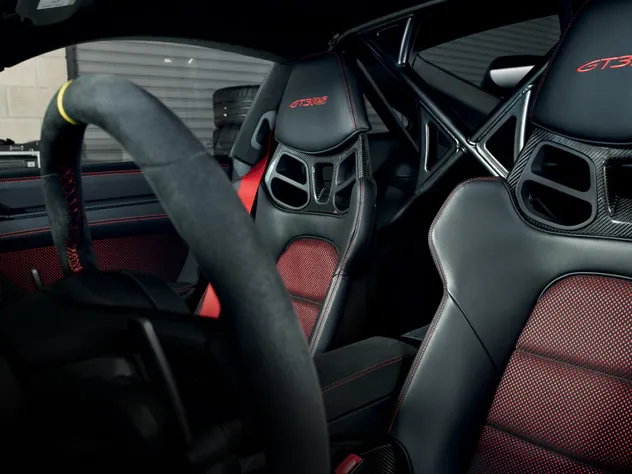 View into the cockpit of the Porsche 911 GT3 RS with Clubsport package.