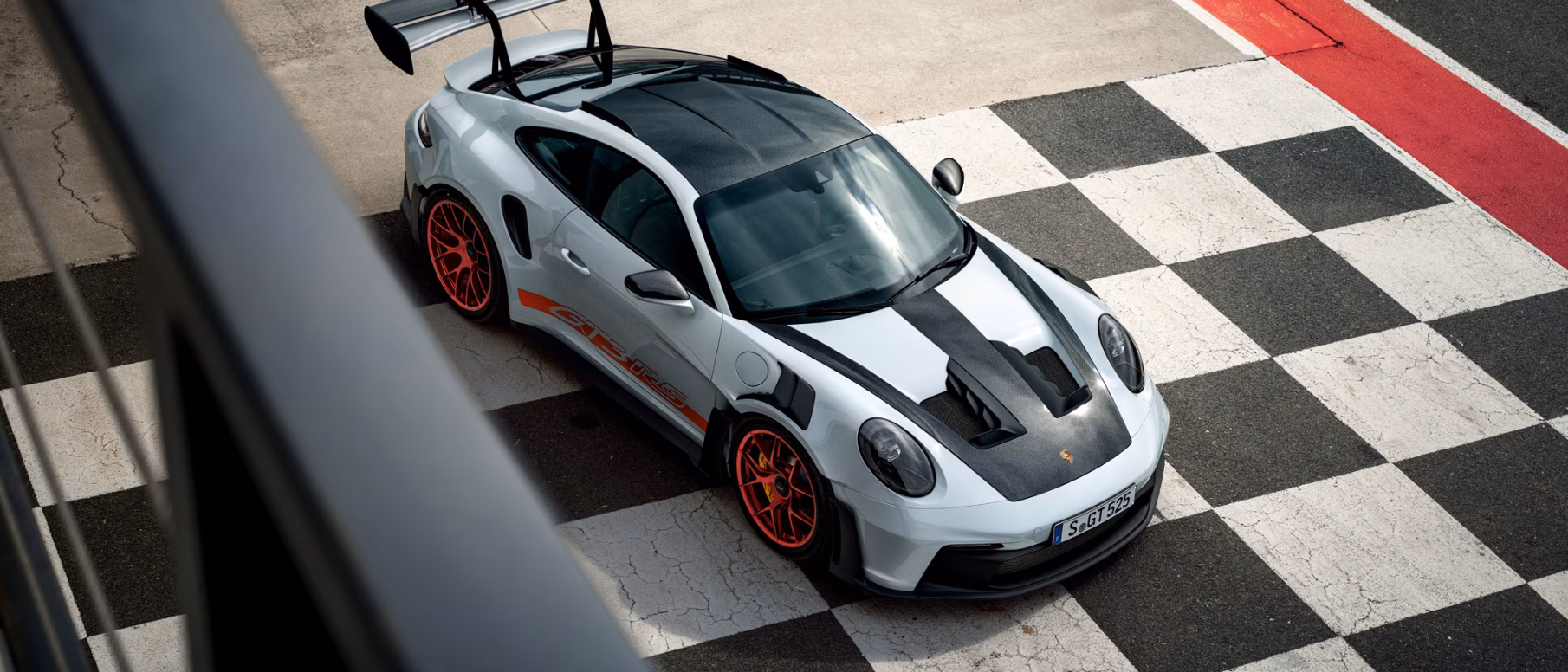 Blik van bovenaf op een Porsche 911 GT3 RS in ijsgrijs metallic met Weissach Pakket.