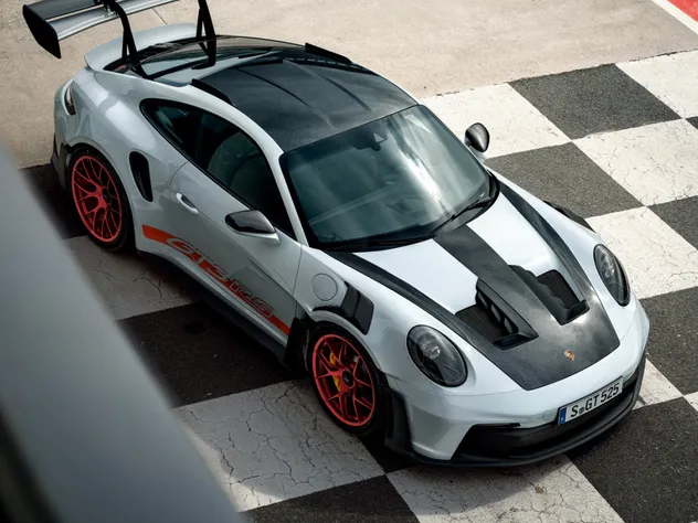 Blick von oben auf einen Porsche 911 GT3 RS in Eisgraumetallic mit Weissach-Paket.