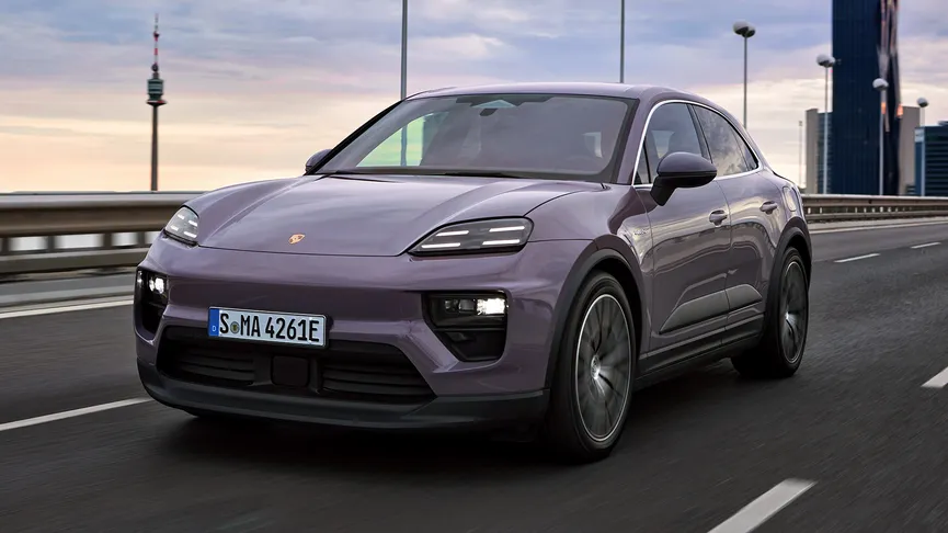 도로를 달리고 있는 프로방스 색상의 마칸 일렉트릭